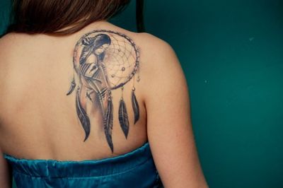  Tatouage attrape rêve avec une indienne sur le haut du dos, derière l'épaule